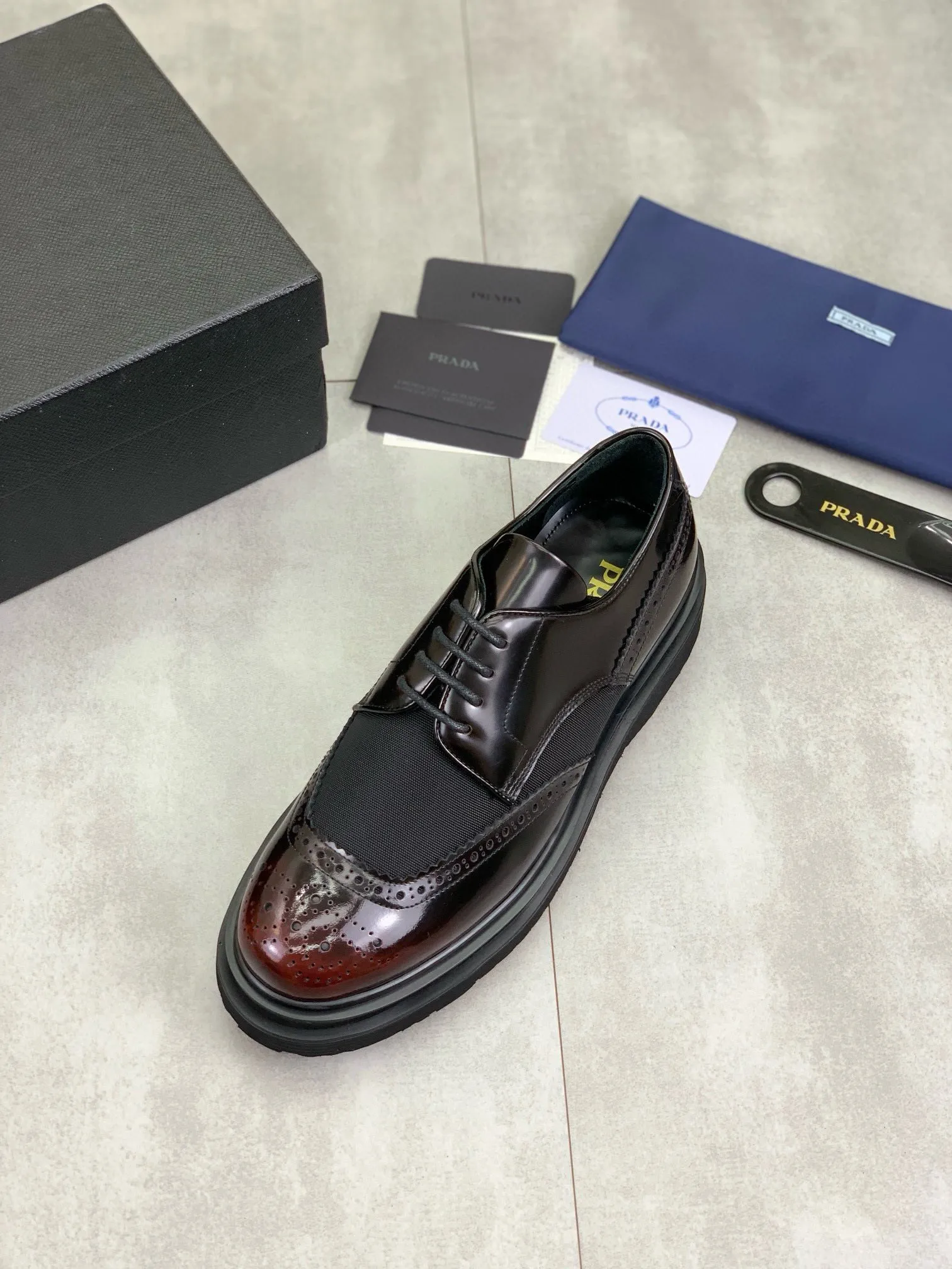 Factory price P880 💰Original quality, top version🔱 ＰＲＡＤＡPrada. Men's business casual leather shoes, top quality products. 1:1 shipment⬆️Luxurious and noble👞All imported original brand fabrics, just to create a more comfortable wearing experience. Upper: Original comfortable open edge bead-rubbed calf leather➕Top imported water-dyed full cow lining, original lightweight and comfortable TPU foam combination bottom✔️Code number: 39-44 (38.45 can be customized)
